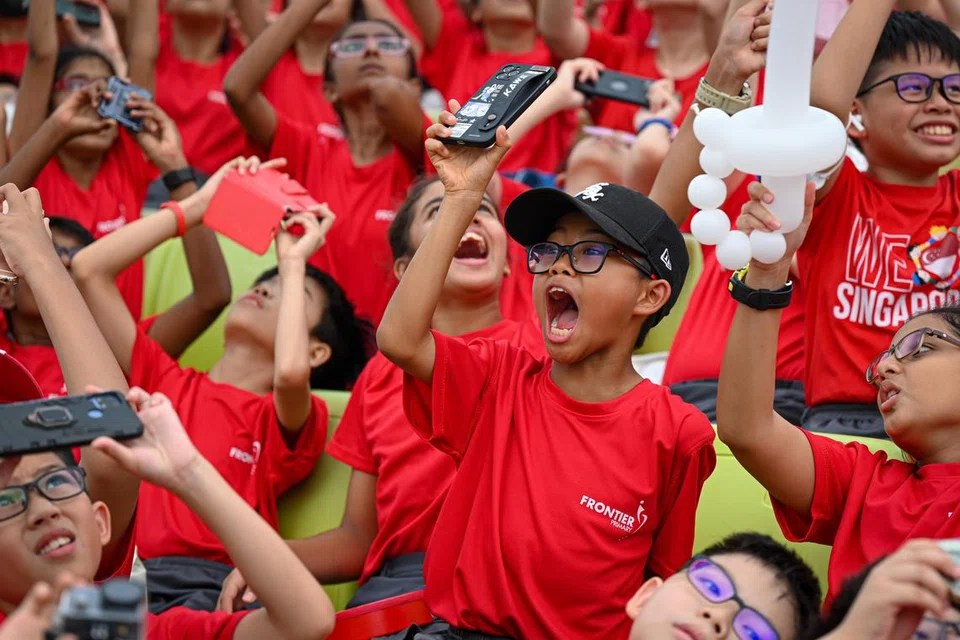 ‘WAHHH!’: Seorang murid Sekolah Rendah Frontier melahirkan rasa kagum dengan pertunjukan udara sambil merakam aksi yang mengagumkan itu. 