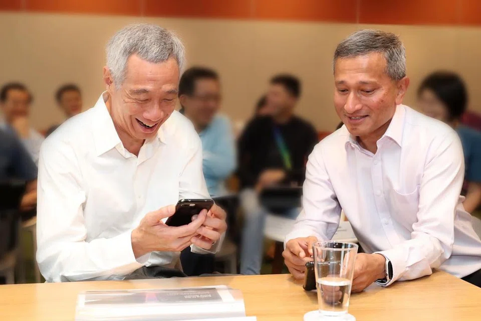 Menteri Ehwal Luar, Dr Vivian Balakrishnan (kanan), memuat naik gambar beliau bersama Perdana Menteri, Encik Lee Hsien Loong di Facebook. Beliau berkata peluang untuk bekerja rapat dengan Encik Lee merupakan satu peluang seumur hidup yang amat dihargainya.