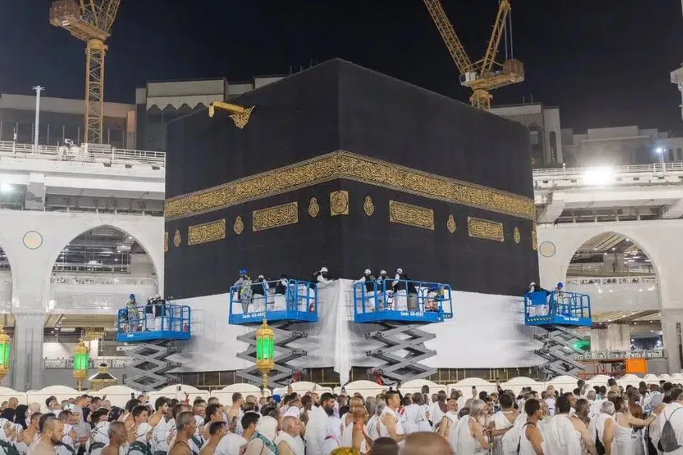 KAIN DINAIKKAN: Bahagian bawah kiswah, kain hitam yang menutupi Kaabah di Makkah, dinaikkan sekitar tiga meter dan kawasan di bawahnya ditutup dengan kain kapas putih.