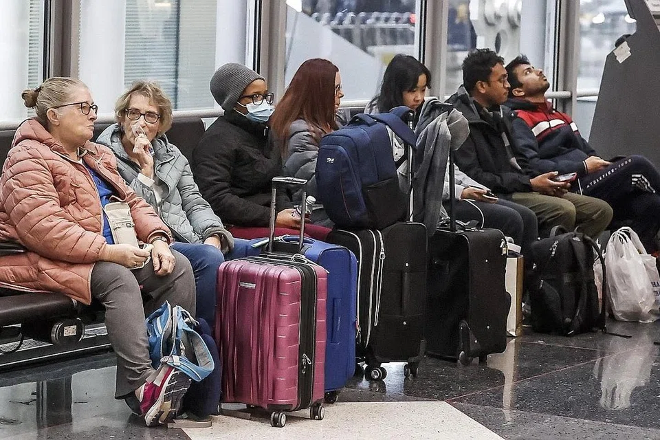 TUNGGU PENERBANGAN: Penumpang menunggu penerbangan mereka dengan ribut musim sejuk mengancam untuk menutup lalu lintas udara di Lapangan Terbang Antarabangsa O'Hare di Chicago, Illinois, Amerika. - Foto EPA-EFE 