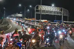 JIMAT MASA: Penunggang motosikal yang tiba dilencongkan ke arah zon pelepasan di bawah Operasi Sunrise yang diadakan di Pusat Pemeriksaan Tuas pada 16 Ogos. 