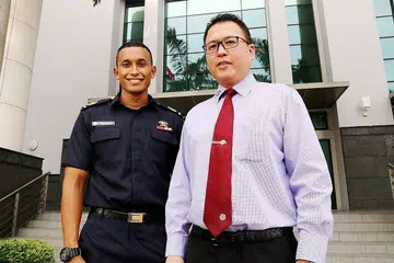 SUMBANGAN DIIKTIRAF: SSG Bukhary (kiri) dan Supt Hamzah merupakan antara 515 pegawai Home Team yang diiktiraf atas usaha dan kerja keras demi negara. - Foto HOME TEAM