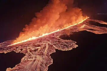 Foto dari Jabatan Pertahanan Awam Polis Negara di Iceland diambil pada waktu malam 22-23 Ogos 2024 yang menunjukkan lahar dan asap dari gunung berapi berhampiran Grindavik di semenanjung Iceland Reykjanes.
