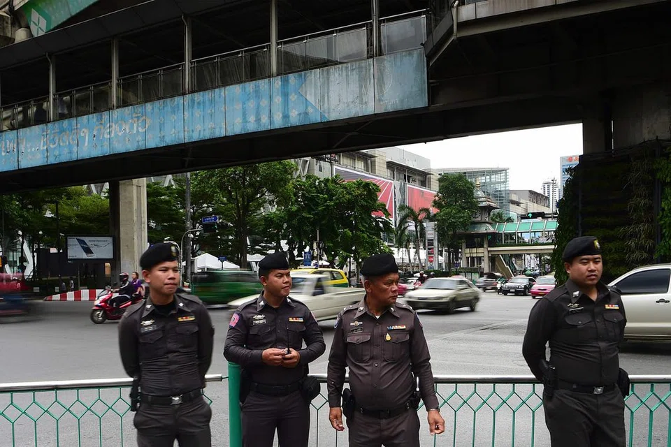 TINGKAT KAWALAN DI KAWASAN TUMPUAN PELANCONG: Pegawai polis kelihatan mengawal berdekatan Kuil Erawan yang menjadi sasaran pada Ogos tahun lalu yang menyebabkan 20 orang terkorban. - Foto AFP