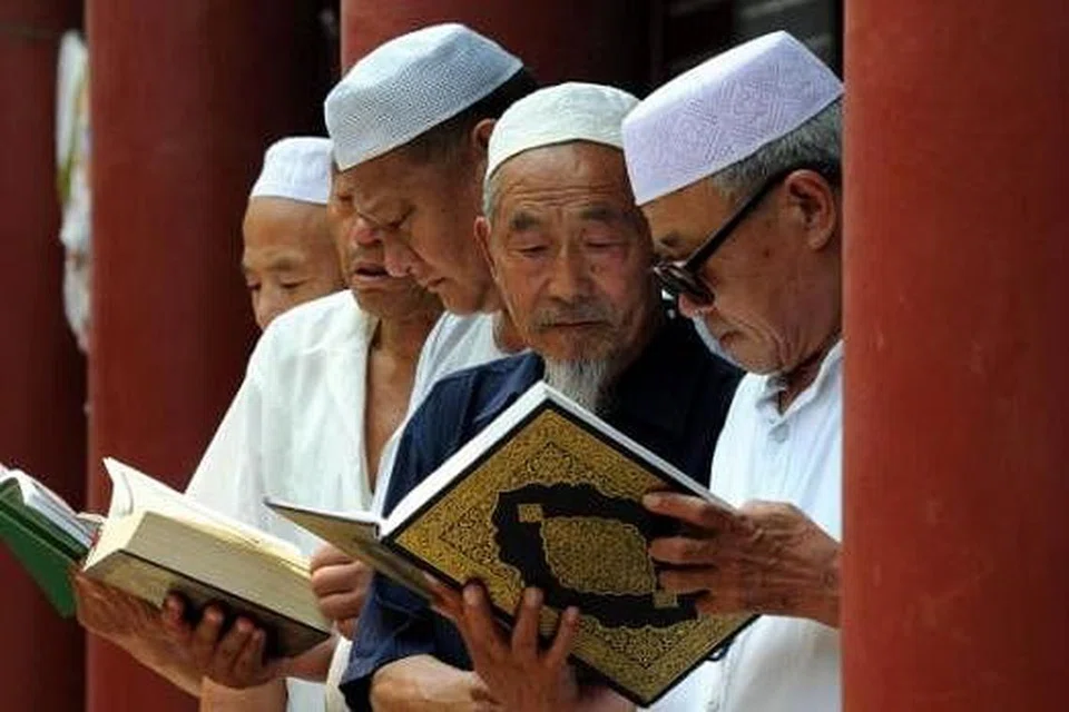 IBADAH RAMADAN: Jemaah sebuah masjid di Tancheng di wilayah Shandong, timur China, membaca Al-Quran sebagai amalan semasa Ramadan. - Foto-foto AFP dan REUTERS.