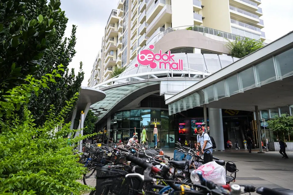 Terdapat pelbagai kemudahan di Bedok, antaranya pusat beli-belah Bedok Mall.
