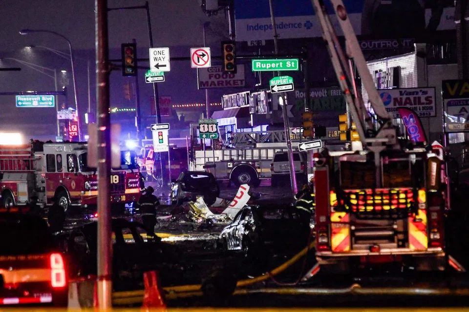Para pegawai tempatan belum dapat mengesahkan jumlah mangsa yang mungkin maut di darat selepas sebuah pesawat pemindahan perubatan terhempas dan merempuh satu kawasan yang padat penduduk di Philadelphia, Pennsylvania, Amerika Syarikat, pada 31 Januari.