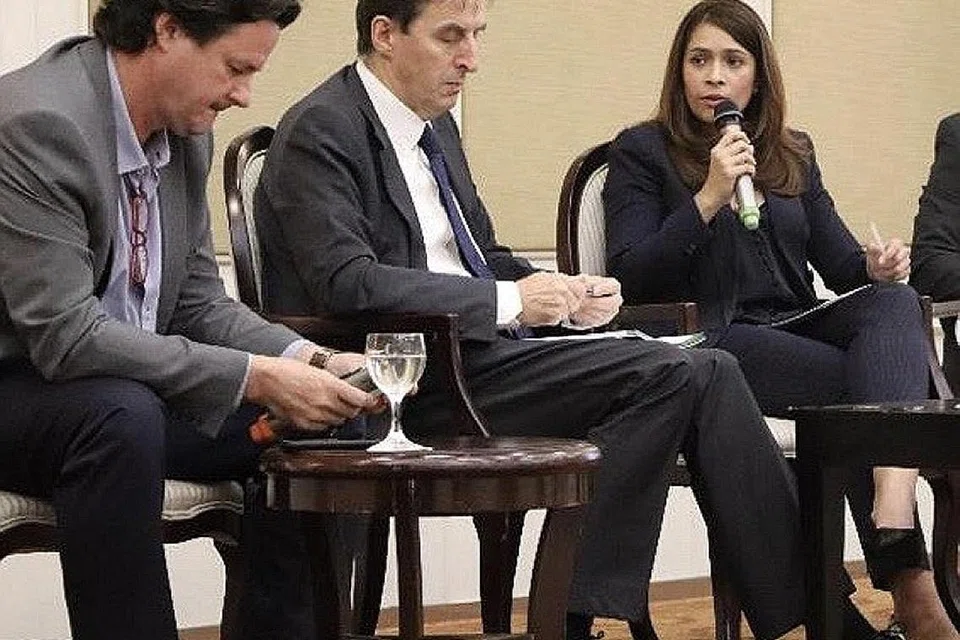 WAKILI DALAM PERSADA SERANTAU: Cik Kohe memberi komen mengenai penarikan tarif di Kemboja dalam satu seminar. - Foto ihsan KOHE HASAN 