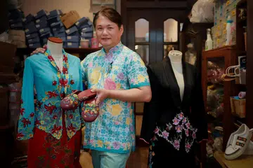 Encik Raymond Wong antara segelintir pereka kebaya Peranakan yang masih ada di Singapura dan giat mengekalkan warisan budayanya itu. 