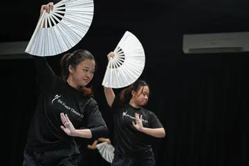 MASA DEPAN TARIAN MELAYU: Cik Erny Ellyssa (kiri) merupakan pereka tari dari Era Dance Theatre yang teruja diberi peluang menampilkan minatnya dalam tarian Melayu demi kesinambungan budaya dan warisan Melayu.