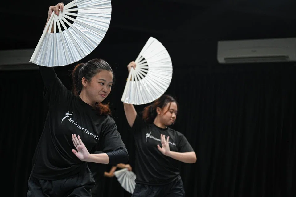 MASA DEPAN TARIAN MELAYU: Cik Erny Ellyssa (kiri) merupakan pereka tari dari Era Dance Theatre yang teruja diberi peluang menampilkan minatnya dalam tarian Melayu demi kesinambungan budaya dan warisan Melayu.
