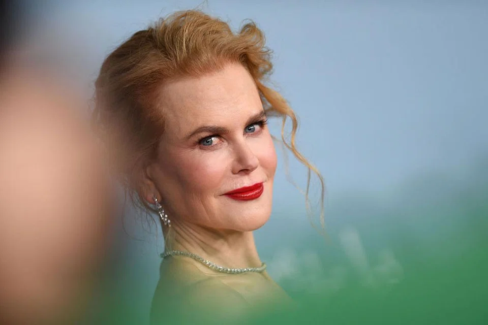 TEMUI CAHAYA PEMBANGKIT SEMANGAT: Di kala Nicole Kidman mula merasakan usia yang meningkat membuatkan kerjaya lakonannya merudum, beliau menangi Anugerah Golden Globe bagi filem 'Being The Ricardos' tentang pelawak yang disangka tidak laku kerana usia, Lucille Ball. - Foto AFP