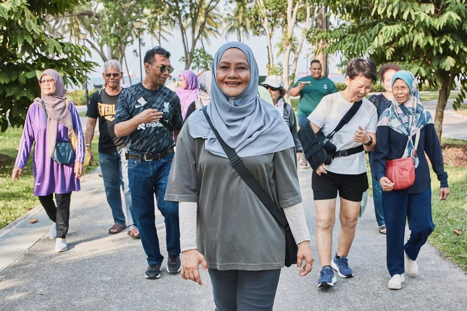 Cik Safeah Bee Abul Kayum (hadapan) menanti-nantikan untuk melakukan kegiatan sihat dan cergas seperti berjalan pantas dan berkebun di kebun masyarakat Marine Parade, Herbalicious Garden, bersama penduduk Marine Parade.