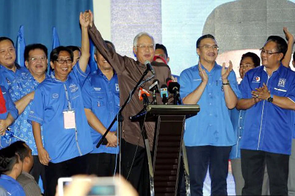 JADI PILIHAN: Datuk Najib mengangkat tangan pemenang pilihan raya kecil Sungai Besar, Encik Budiman Mohd Zohdi, ketika meraikan kemenangan BN di Bangunan Umno Bahagian Sungai Besar. Bersama mereka ialah Naib Presiden Umno, Datuk Seri Hishamuddin Tun Hussein (dua dari kanan). - Foto NSTP