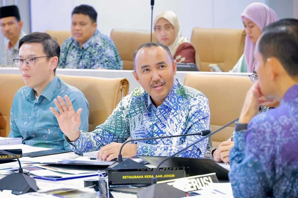 Pengerusi Jawatankuasa Perumahan dan Kerajaan Tempatan Johor, Datuk Mohd Jafni Md Shukor (tengah), pada PMesyuarat Jawatankuasa Perancangan Johor di Kota Iskandar.