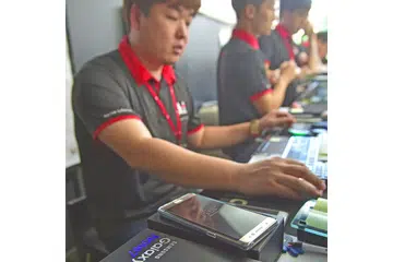 KRISIS NOTE7: Banyak laporan mengenai kebakaran bateri dan letupan menyebabkan Samsung menghentikan pengeluaran Note7. - Foto AFP