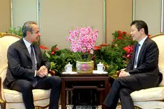Perdana Menteri, Encik Lawrence Wong (kanan), mengadakan pertemuan bersama Perdana Menteri Greece, Encik Kyriakos Mitsotakis, di Istana pada 20 November, sempena lawatan kerja pemimpin itu ke Singapura dari 20 hingga 22 November.
