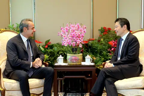 Perdana Menteri, Encik Lawrence Wong (kanan), mengadakan pertemuan bersama Perdana Menteri Greece, Encik Kyriakos Mitsotakis, di Istana pada 20 November, sempena lawatan kerja pemimpin itu ke Singapura dari 20 hingga 22 November.