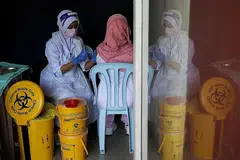 PERANGI COVID-19: Seorang jururawat memberi vaksin Covid-19 kepada pelajar di sebuah sekolah di Kuala Lumpur, sedang Malaysia meningkatkan program vaksinasinya. Peruntukan bajet bagi Kementerian Kesihatan adalah yang kedua terbesar selepas Kementerian Pendidikan. - Foto REUTERS