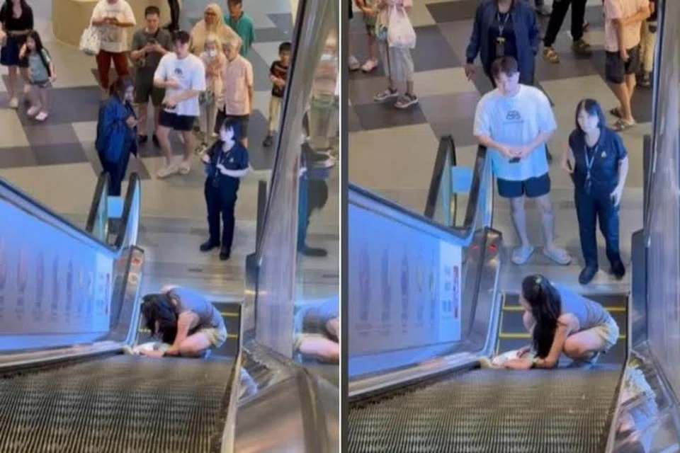 Rakaman kejadian menunjukkan seorang wanita berada di sebelah seorang kanak-kanak yang kakinya tersepit di eskalator di sebuah pusat beli-belah di Buangkok.