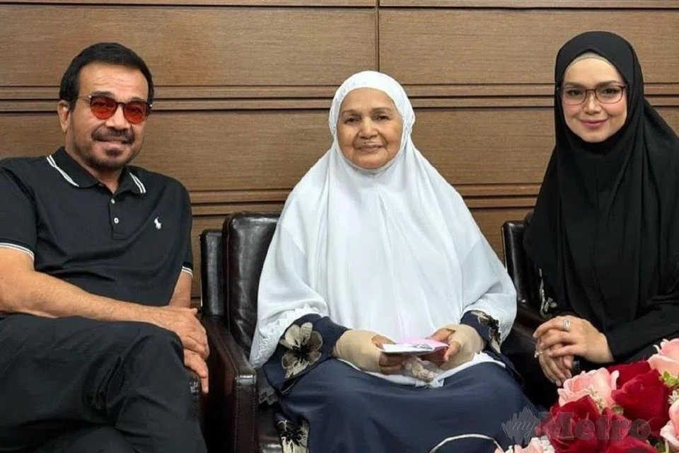 Ibu Biduanita Negara Malaysia, Datuk Seri Siti Nurhaliza (kanan) iaitu Siti Salmah Bachik (tengah) bakal ke Makkah untuk menunaikan rukun Islam kelima pada 2025. 