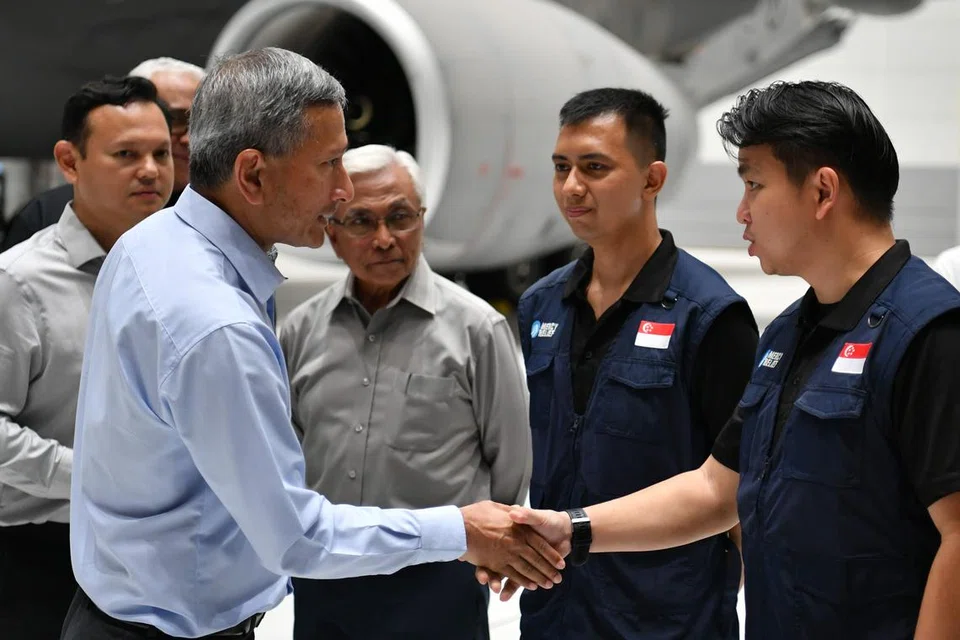 SUMBANGAN SINGAPURA:  Menteri Ehwal Luar, Dr Vivian Balakrishnan (dua dari kiri) berinteraksi dengan kumpulan pegawai yang akan menghantar bekalan bantuan kemanusiaan bagi penduduk Gaza sambil disaksikan Menteri Negara Kanan (Pertahanan merangkap Tenaga Manusia) Encik Zaqy Mohamad (kiri) dan wakil bukan pemastautin Singapura ke Palestin, Encik Hawazi Daipi (tengah).