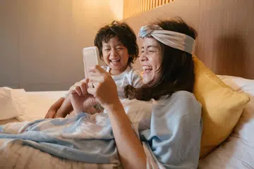 PERLU BIJAK BIASAKAN ANAK DENGAN TELEFON PINTAR: Tiada peraturan yang jelas yang ditetapkan akan umur yang mana seorang anak itu dibolehkan mengguna telefon bijak mereka sendiri. Ibu bapa perlu perhatikan bila seseorang anak itu sudah cukup matang sebelum diberi tanggungjawab besar. - Foto ISTOCKPHOTO