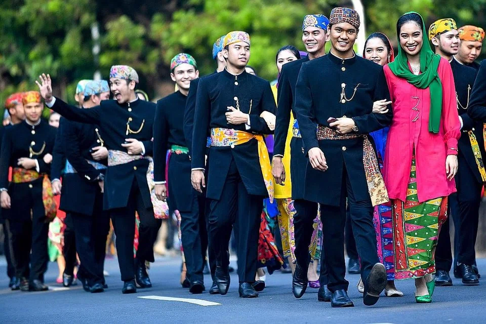 HARMONI NEGARA: Rakyat Indonesia menyertai perarakan bagi meraikan ulang tahun ke-492 ibu kota negara itu kelmarin. - Foto AFP