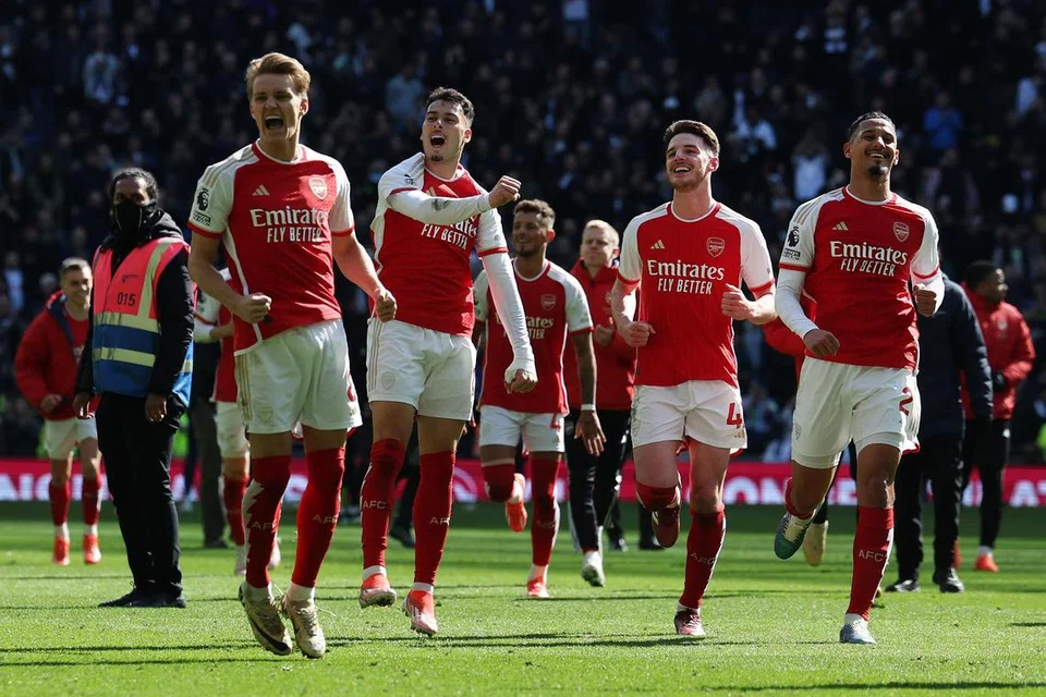 Arsenal mendahului Liga Perdana England dengan 80 mata selepas menewaskan Tottenham Hotspur 3-2 pada 28 April.