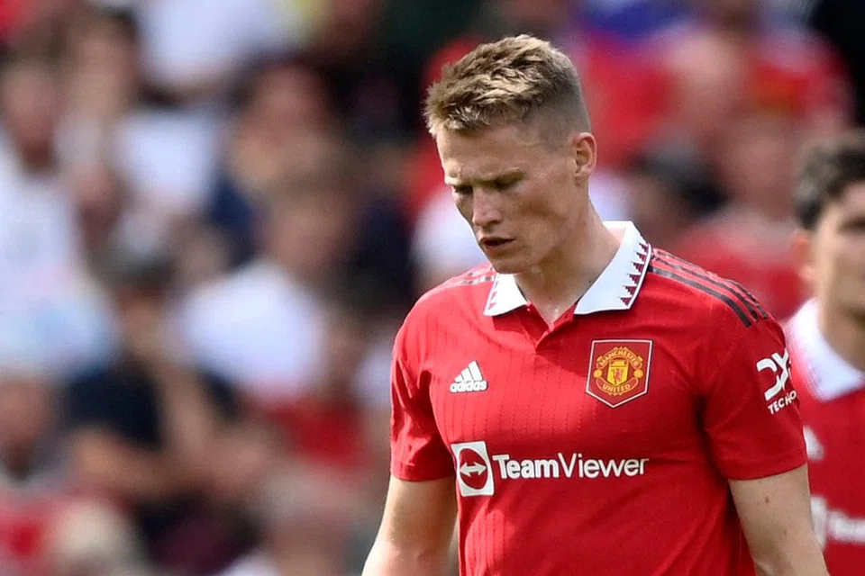 DIPERSALAH: Persembahan hambar duo, (kiri) Fred dan Scott McTominay (gambar kanan) semasa Manchester United beraksi menentang Brghton Ahad lalu. - Foto EPA-EFE, REUTERS