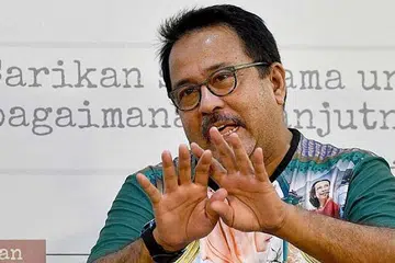 TERUSKAN PERJUANGAN SENI: Rano Karno mahukan kesinambungan pada kisah Si Doel menerusi filem susulan ketiga atas pesanan terakhir pelakon dan pelawak popular Indonesia, Allahyarham Benyamin S. - Foto JAKARTA POST
