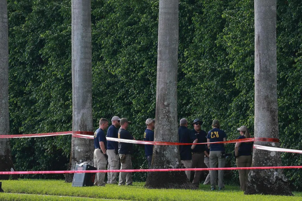 Anggota Biro Siasatan Federal (FBI) dilihat di tempat kejadian di luar Kelab Golf Antarabangsa Trump di West Palm Beach, Florida, berikutan satu percubaan membunuh mantan Presiden Amerika, Encik Donald Trump. 