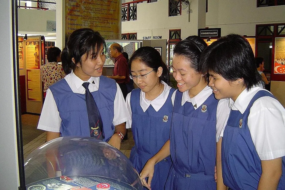 ZAMAN SEKOLAH: Cik Nadia (kiri) bersama rakan dari Sekolah Menengah CHIJ Katong Convent pada acara merai Hari Keharmonian Kaum. Semasa menuntut di sana, Cik Nadia pernah menerima bantuan kewangan. - Foto fail