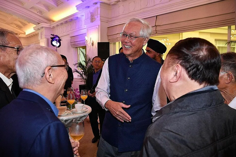 PELANCARAN AMAL: ESM Goh Chok Tong (tengah) beramah mesra dengan tetamu di pelancaran amal biografinya yang berjudul 'Tall Order: The Goh Chok Tong Story' (Tugas Mencabar: Kisah Goh Chok Tong) kelmarin. Derma daripada tetamu dan royalti daripada jualan buku itu akan disalurkan kepada kebajikan. - Foto BH oleh CHONG JUN LIANG