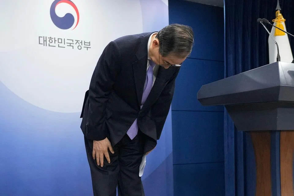 Pemangku Presiden Korea Selatan, Han Duck-soo, tunduk hormat semasa sesi taklimat di Kompleks Pemerintah di Seoul pada 24 Mac 2025. Mahkamah Perlembagaan Korea Selatan pada hari yang sama membatalkan pemecatan Encik Han sebagai Perdana Menteri, sekali gus memulihkannya ke jawatan Pemangku Presiden – peranan yang disandangnya selepas Presiden digantung tugas akibat mengisytiharkan undang-undang tentera.