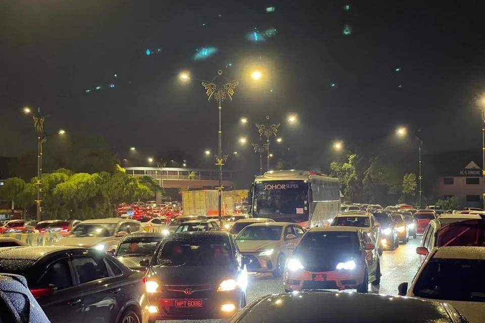 Kesesakan trafik teruk di Johor Bahru akibat banjir besar melanda yang setakat ini memaksa lebih 11,000 mangsa dipindahkan di Johor. 