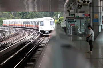 Pengguna MRT dapat menjimatkan kos jika menukar waktu perjalanan mereka untuk mengelakkan waktu sibuk sebelah pagi. (Gambar sisipan) Menteri Pengangkutan, Encik Chee Hong Tat.