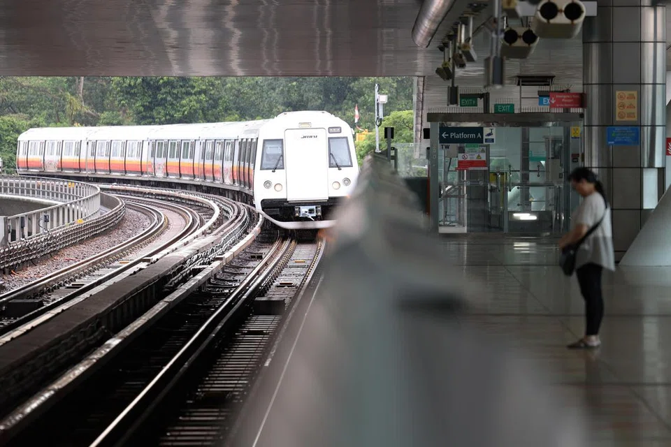 Pengguna MRT dapat menjimatkan kos jika menukar waktu perjalanan mereka untuk mengelakkan waktu sibuk sebelah pagi. (Gambar sisipan) Menteri Pengangkutan, Encik Chee Hong Tat.