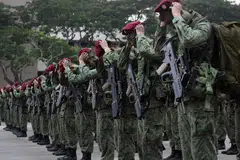 PERTAHAN NEGARA: SAF menyatakan, askar yang menjalankan fungsi-fungsi pentiang seperti pertahanan negara, melindungi tempat-tempat utama, keselamatan kelautan, pertahanan udara dan operasi memerangi pengganasan, akan terus dilaksanakan secara gerombolan. 