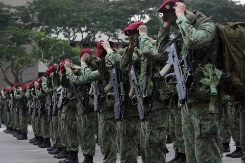 PERTAHAN NEGARA: SAF menyatakan, askar yang menjalankan fungsi-fungsi pentiang seperti pertahanan negara, melindungi tempat-tempat utama, keselamatan kelautan, pertahanan udara dan operasi memerangi pengganasan, akan terus dilaksanakan secara gerombolan. 