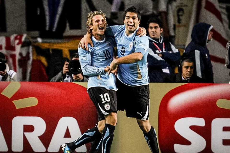 Diego Forlan (kiri) pernah mewakili Uruguay bersama seorang lagi pemain bola sepak handalan, Luis Suarez.