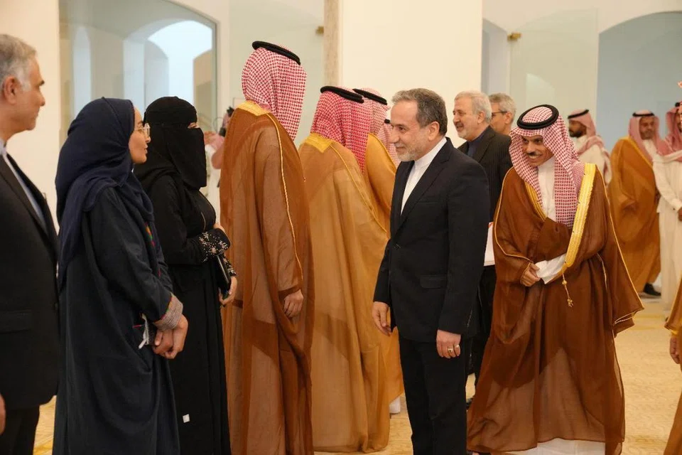 Gambar yang diedarkan oleh pejabat Kementerian Luar Iran menunjukkan Menteri Luar Arab Saudi Encik Faisal bin Farhan Bin Abdullah (kanan) dan Menteri Luar Iran Encik Abbas Araghchi (dua dari kanan) berada di Riyadh, Arab Saudi, pada 9 Oktober. Encik Araghchi berada di Riyadh untuk perbincangan dengan pegawai Saudi di tengah-tengah ketegangan serantau.