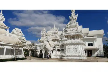 KEINDAHAN SENI BINA: Wat Rong Khun merupakan antara kuil yang pasti dikunjungi setiap pelancong ke Chiang Rai. Selain berfungsi sebagai tempat beribadah, kuil ini kerap dijadikan sebagai lokasi memetik untuk bergambar kerana seni binanya yang amat menakjubkan.- Foto ihsan NUR SYAMIMI AWALLUDIN 