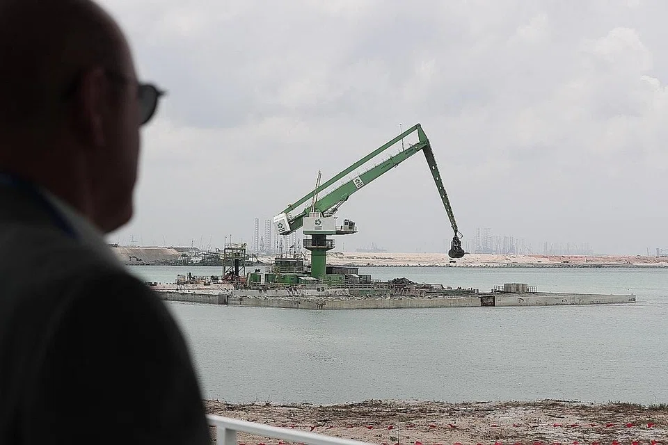 DIBUKA SECARA BERTAHAP: Pelabuhan Tuas, yang akan menelan belanja $20 bilion, bakal dibuka secara bertahap bermula 2021. Ia dijangka beroperasi sepenuhnya pada 2040. - Foto BH oleh KELVIN CHNG