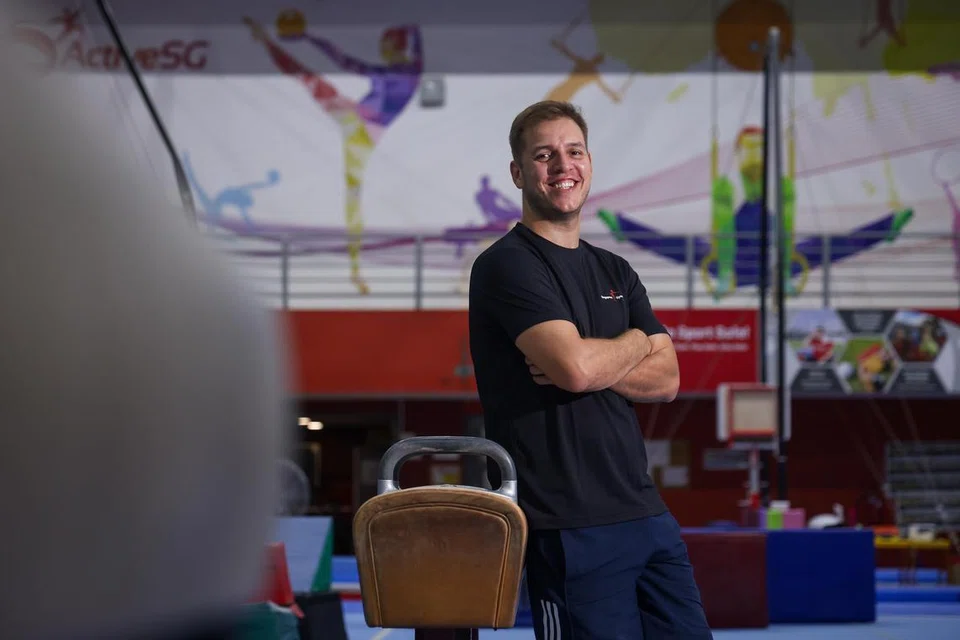 Gimnastik, S’pura, Francisco Azra, ketua jurulatih artistik 