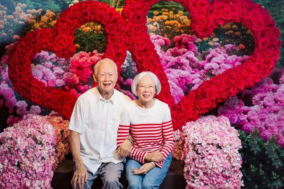 Patung lilin Madame Tussauds mendiang Encik and Cik Lee Kuan Yew, yang diukir berdasarkan sebuah foto yang diambil anak saudara perempuan Cik Lee pada Hari Kekasih pada 2008. 