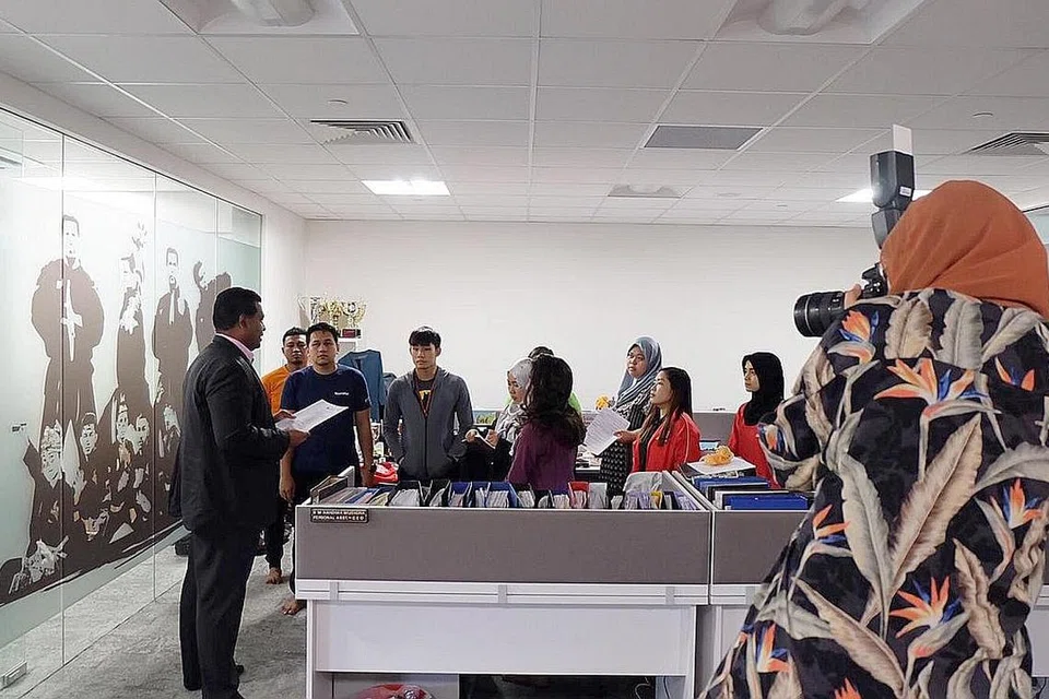 ATUR ARAH TUJU: Sheik Alau'ddin serta kakitangan sepenuh masanya di Persisi giat menjalankan persiapan bagi Kejohanan Dunia yang akan berlangsung di sini bulan depan. Bermula dengan hanya dua pegawai pentadbiran yang membantunya sekitar 15-20 tahun lalu, Persisi kini mempunyai lebih 20 pegawai sepenuh masa termasuk para jurulatih di pelbagai peringkat latihan. - Foto PERSISI 