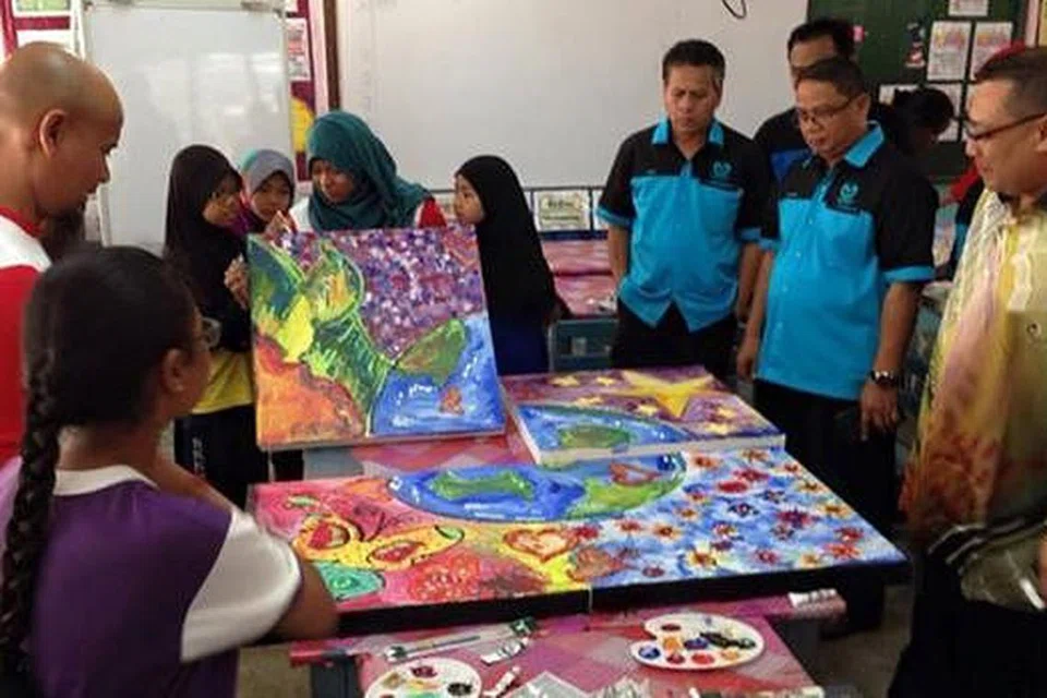 KARYA ANAK KAMPUNG: Inilah antara kreativiti pelajar yang dapat ditinjau dalam kunjungan artis dari Singapura dan Bandung ke Johor. - Foto-foto APAD