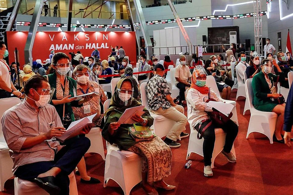DAPATKAN VAKSIN: Program vaksinasi Covid-19 telah dimulakan di Indonesia, seperti yang dijalankan di Bursa Saham Indonesia di Jakarta bulan lalu ini. - Foto REUTERS