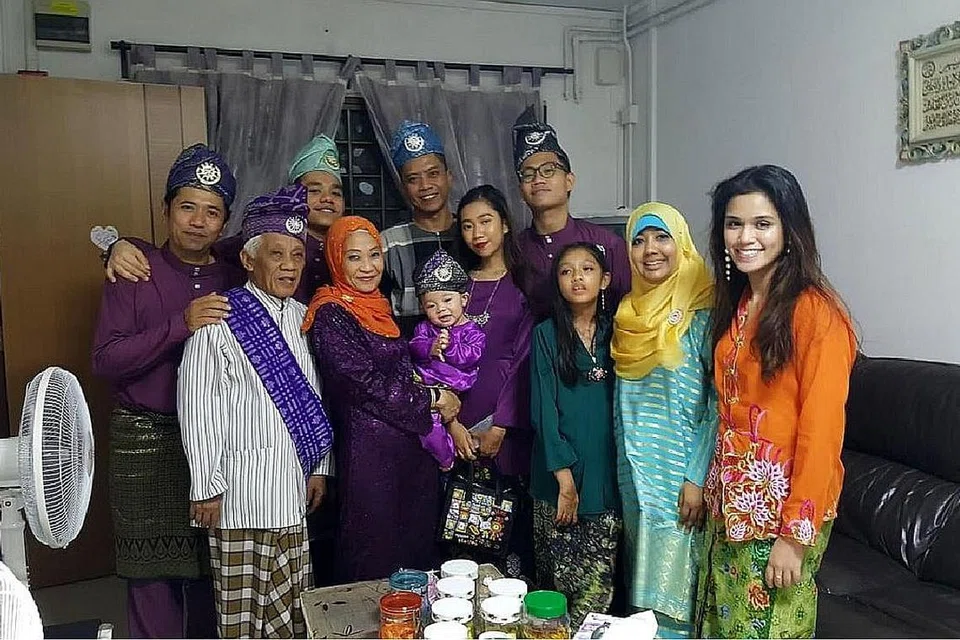 MENJUNJUNG BUDAYA WARISAN MELAYU: Daeng Mohd Arapi (depan, kiri) dan anggota keluarganya memakai tanjak pada Hari Raya yang baru berlalu. - Foto BM oleh SAINI SALLEH